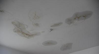 現(xiàn)在有相當(dāng)數(shù)量的樓房（這里主要說明的是混泥土基面的平面屋頂）屋頂漏水，