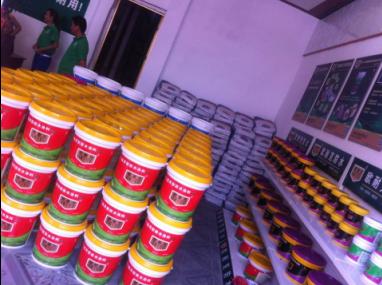 賀喜羅城梁總形象店開業(yè)！梁總是歐耐克防水的老客戶，一直是河池宜州的代理，在宜州防水市場(chǎng)具有很強(qiáng)的市場(chǎng)影響力。2015年，梁總加大了在防水方面的投入，在羅城開了一家新的防水店——?dú)W耐克防水羅城形象店。