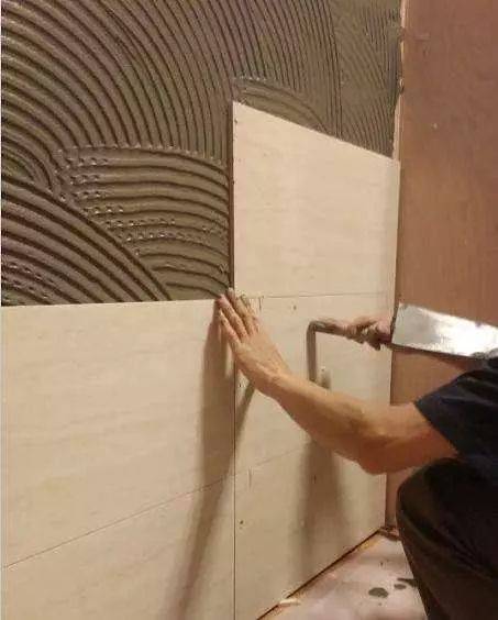 水泥貼瓷磚好還是瓷磚膠貼瓷磚好？